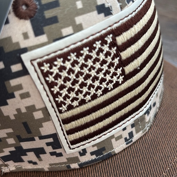 Ariat Snap back cap, embroidered American Flag & logo,camo print, 6 vent panel - Picture 2 of 11